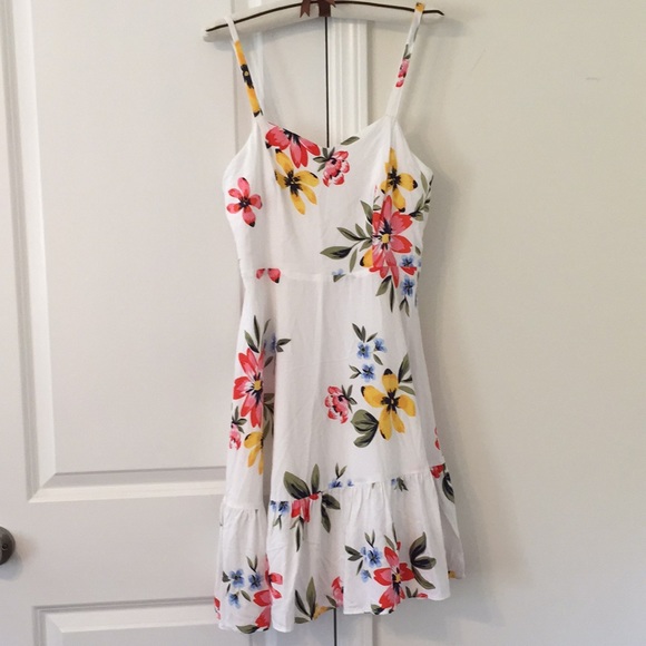 Old Navy Dresses & Skirts - NWOT 🌺Old Navy Floral Dress🌺
